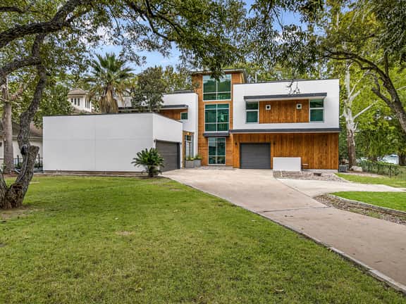 Above Emerald | Waterfront I Dock I Lake Austin | Pool&Spa I Game Room - Image 5